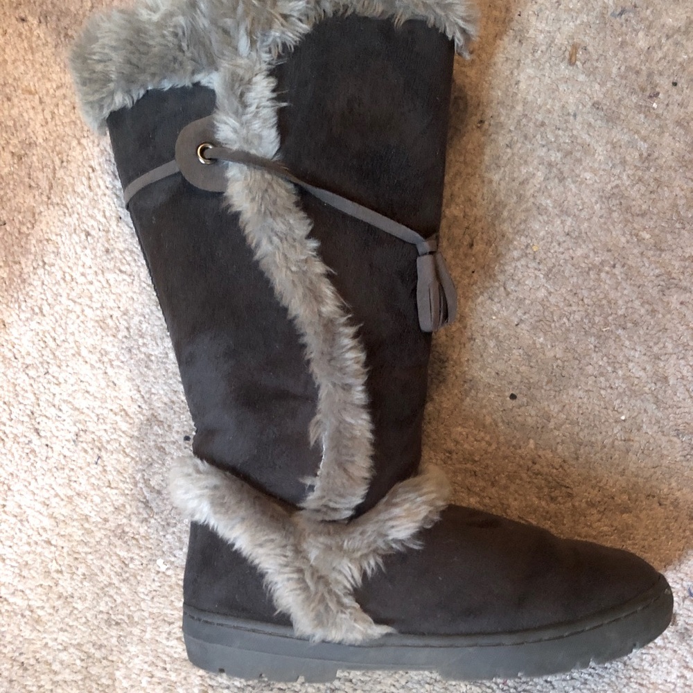 Grey suede knee high boots with faux fur / 9